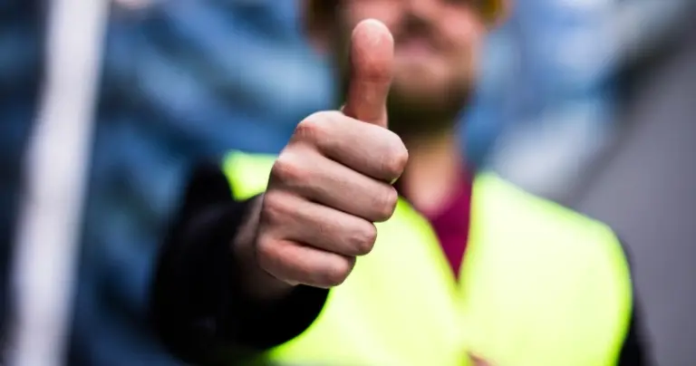 Człowiek pokazujący kciuka